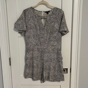 Banana Republic Romper Shorts Cream/Black/Brown Pattern - Size 4